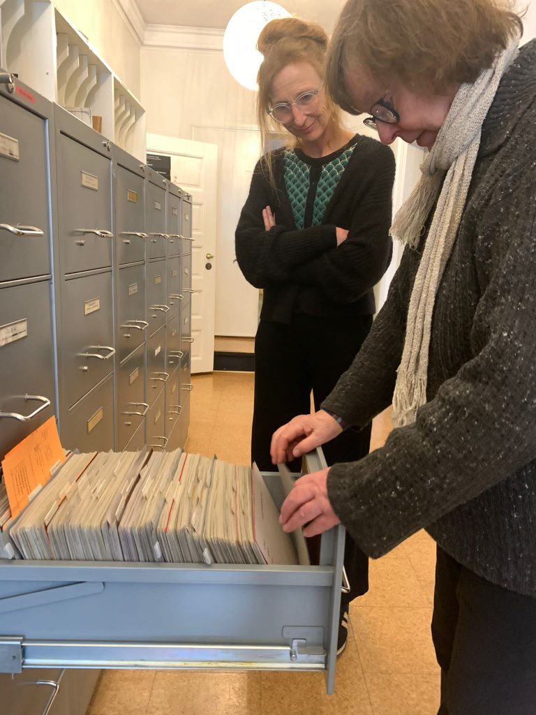 Kirsten Trampedach (conservator Nationaal Museum Kopenhagen) laat papieren archieven zien over muurschilderingen aan Annemiek Teesing (Even Later).
FOTOGRAAF Bernice Crijns
