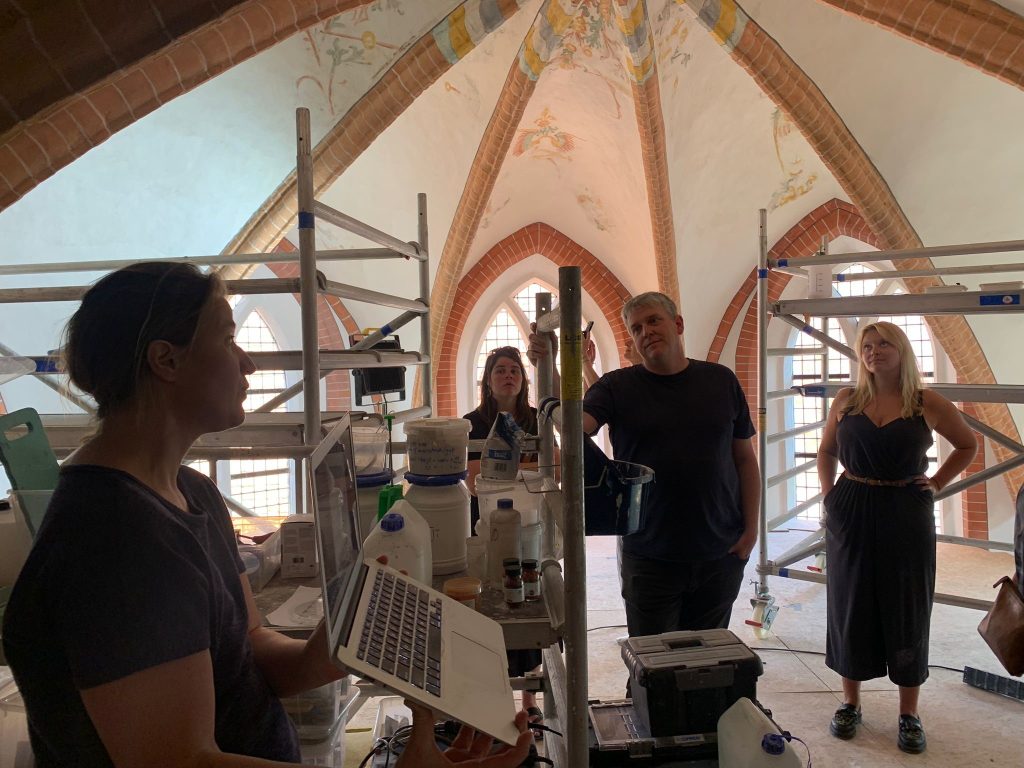 De werkgroep muurschilderingen restauratoren op excursie op de steiger in de kerk van ’t Zandt. FOTOGRAAF Bernice Crijns