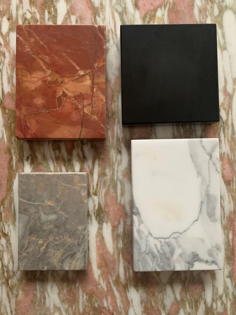 Enkele voorbeelden van natuursteen uit Algerije, België, Italië en Noorwegen; voor de identificatie is de natuursteendatabase een belangrijk instrument.