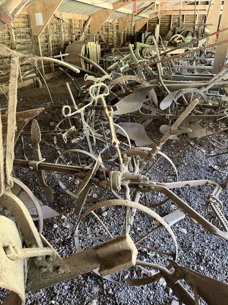 Grote verzameling historische landbouwmachines waaronder enkele oude voetploegen, diverse zaaimachines, hekeldorsmachines, dorskasten bij Museum Peelstreek FOTO Frank Bergevoet, RCE